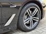 BMW 5-Serie Touring 530e Business Edition Plus Luxury | Lederen bekleding | Adaptieve cruise | Lane assist | Harman&kardon | Head up | Camera | Navigatie | Apple CarPlay | Sfeerverlichting | Sportstoelen met memory | Stoelverwarming | 18 inch velgen | Full-LED | DAB | Elektrische achterklep | Dealeronderhouden