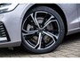 Volvo V60 2.0 T6 Plug-in hybrid AWD Ultra Dark | Google | Long Range | Schuif-/Kanteldak | Adaptieve Cruise Control | DAB | Head-Up Display | Camera | Stoelverwarming Voor + Achter | Harman Kardon Audio | Getint Glas | Zitverlenging | Elek. Stoelen | Memory | 19" LM