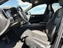 Volvo XC60 2.0 T8 Plug-in hybrid AWD Ultra Dark Exec. Ed. | Actieve Luchtvering | Bowers & Wilkins Audio | Head-up Display | 360 Graden Camera | Panoramadak | Lichtmetalen Velgen 22 inch | Elektrisch Verstelbare Voorstoelen | Geventileerde Stoelen | Massagefunctie | Keyless Entry | BLIS