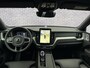 Volvo XC60 2.0 T8 Plug-in hybrid AWD Ultra Dark Exec. Ed. | Actieve Luchtvering | Bowers & Wilkins Audio | Head-up Display | 360 Graden Camera | Panoramadak | Lichtmetalen Velgen 22 inch | Elektrisch Verstelbare Voorstoelen | Geventileerde Stoelen | Massagefunctie | Keyless Entry | BLIS