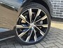 Volvo V60 2.0 T6 Plug-in hybrid AWD Ultra Dark | Google | Long Range | Schuif-/Kanteldak | Adaptieve Cruise Control |Trekhaak inklapbare | DAB | Head-Up Display | Camera | Stoelverwarming Voor + Achter | Harman Kardon Audio | Getint Glas | Zitverlenging | Elek. Stoelen | Memory | 20" LM