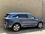 Kia Sorento 1.6 T-GDI Plug-in Hybrid 4WD ExecutiveLine 7-zits | Lederen bekleding | Panoramadak | 360 camera | Trekhaak afneembaar | Adaptieve cruise | Stoelverwarming&koeling | BOSE | Navigatie | Sfeerverlichting | Dodehoekdetectie | Apple CarPlay | Volledig onderhouden