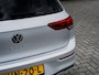 Volkswagen Golf 1.5 TSI Style | Head Up | Stoelverwarming | ErgoActive | Camera | Adaptieve Cruise Control | Memory Seat | Navigatie | Apple Carplay | Android Auto | Keyless Entry | 17'' Lichtmetalen Velgen |