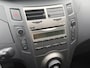 Toyota Yaris 1.3 VVTi BLACKLINE COMFORT EDITION 1e EIGENARESSE 100% ONDERHOUDEN. SPORTVELGEN.SPOILER TOPAUTO!