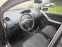 Toyota Yaris 1.3 VVTi BLACKLINE COMFORT EDITION 1e EIGENARESSE 100% ONDERHOUDEN. SPORTVELGEN.SPOILER TOPAUTO!