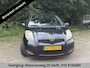 Toyota Yaris 1.3 VVTi BLACKLINE COMFORT EDITION 1e EIGENARESSE 100% ONDERHOUDEN. SPORTVELGEN.SPOILER TOPAUTO!