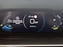 Peugeot e-2008 SUV EV Allure Pack 50 kWh 136pk | Navigatie | Achteruitrijcamera | 3D Cockpit | Climate Control | Cruise Control | Parkeersensoren | Stoelverwarming | Keyless | Bluetooth | Apple CarPlay / Android Auto | DAB+ radio | Elektrisch inklapbare spiegels | Donker getint glas | 17" lichtmetalen velgen |