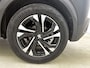Peugeot e-2008 SUV EV Allure Pack 50 kWh 136pk | Navigatie | Achteruitrijcamera | 3D Cockpit | Climate Control | Cruise Control | Parkeersensoren | Stoelverwarming | Keyless | Bluetooth | Apple CarPlay / Android Auto | DAB+ radio | Elektrisch inklapbare spiegels | Donker getint glas | 17" lichtmetalen velgen |