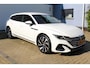 Volkswagen Arteon Shooting Brake 1.4 TSI eHybrid R-Line Business+ | Incl. 12 maanden Garantie | SoH 100% | Dealer onderhouden | Massage stoel | Stoelverwarming voor & achter | Stuurverwarming | Elektrische kofferbakklep | Adaptive cruise | Keyless entry/start | Achteruitrijcamera | Climate controle | Apple CarPlay/Android Auto | Navigatie |