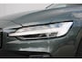 Volvo V60 T8 Plug-in hybrid AWD Plus Dark | Elektrisch verstelbare stoelen met geheugenfunctie | Premium audiosysteem van Harman Kardon | Semi-elektrische trekhaak | Stoelverwarming vóór en achter | Stuurverwarming | 360°-camera