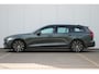 Volvo V60 T8 Plug-in hybrid AWD Plus Dark | Elektrisch verstelbare stoelen met geheugenfunctie | Premium audiosysteem van Harman Kardon | Semi-elektrische trekhaak | Stoelverwarming vóór en achter | Stuurverwarming | 360°-camera