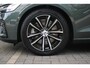 Volvo V60 T8 Plug-in hybrid AWD Plus Dark | Elektrisch verstelbare stoelen met geheugenfunctie | Premium audiosysteem van Harman Kardon | Semi-elektrische trekhaak | Stoelverwarming vóór en achter | Stuurverwarming | 360°-camera