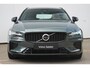 Volvo V60 T8 Plug-in hybrid AWD Plus Dark | Elektrisch verstelbare stoelen met geheugenfunctie | Premium audiosysteem van Harman Kardon | Semi-elektrische trekhaak | Stoelverwarming vóór en achter | Stuurverwarming | 360°-camera