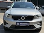 Volvo XC40 1.5 T2 Essential VAN: 32.900,- VOOR: 30.877,- UW WKVOORDEEL: 2.023,-| WINTERPAKKET STOEL + STUURVERWARMING| CARPLAY| ACHTERUITRIJCAMERA