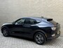 Ford Mustang Mach-E Extended RWD 98 kWh | 95% SOH | Trekhaak afneembaar | Panoramadak | Adaptieve cruise | Lederen bekleding | 360 camera| Dodehoekdetectie | Stoel&stuurverwarming | Apple CarPlay | Bang&Olufsen audio | Elektrische achterklep | Volledig onderhouden