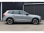 Volvo XC60 T6 Plug-in hybrid AWD Ultra Dark | Luchtvering | Trekhaak | Panoramadak | 360 graden camera | Head up display | Verwarmbare voorstoelen stuurwiel en achterbank | Adaptieve cruise control |