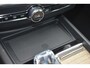 Volvo XC60 T6 Plug-in hybrid AWD Ultra Dark | Luchtvering | Trekhaak | Panoramadak | 360 graden camera | Head up display | Verwarmbare voorstoelen stuurwiel en achterbank | Adaptieve cruise control |