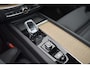 Volvo XC60 T6 Plug-in hybrid AWD Ultra Dark | Luchtvering | Trekhaak | Panoramadak | 360 graden camera | Head up display | Verwarmbare voorstoelen stuurwiel en achterbank | Adaptieve cruise control |
