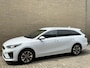 Kia Ceed Sportswagon 1.6 GDI PHEV DynamicPlusLine | Trekhaak afneembaar | Camera | Half lederen bekleding | Navigatie | Adaptieve cruise | Stoel&stuurverwarming | Apple CarPlay | Keyless | LED | DAB | Volledig dealeronderhouden