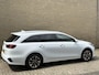 Kia Ceed Sportswagon 1.6 GDI PHEV DynamicPlusLine | Trekhaak afneembaar | Camera | Half lederen bekleding | Navigatie | Adaptieve cruise | Stoel&stuurverwarming | Apple CarPlay | Keyless | LED | DAB | Volledig dealeronderhouden