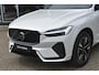 Volvo XC60 T6 Plug-in hybrid AWD Plus Dark | Panoramadak | Trekhaak | 360 graden camera | Verwarmbare voorstoelen en achterbank | Head up display | Stoel-/Stuurwiel verwarming | Premium audio by Harman Kardon | Allseason banden