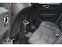 Volvo XC60 T6 Plug-in hybrid AWD Plus Dark | Panoramadak | Trekhaak | 360 graden camera | Verwarmbare voorstoelen en achterbank | Head up display | Stoel-/Stuurwiel verwarming | Premium audio by Harman Kardon | Allseason banden