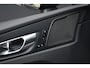 Volvo XC60 T6 Plug-in hybrid AWD Plus Dark | Panoramadak | Trekhaak | 360 graden camera | Verwarmbare voorstoelen en achterbank | Head up display | Stoel-/Stuurwiel verwarming | Premium audio by Harman Kardon | Allseason banden