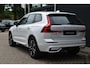 Volvo XC60 T6 Plug-in hybrid AWD Plus Dark | Panoramadak | Trekhaak | 360 graden camera | Verwarmbare voorstoelen en achterbank | Head up display | Stoel-/Stuurwiel verwarming | Premium audio by Harman Kardon | Allseason banden