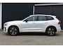 Volvo XC60 T6 Plug-in hybrid AWD Plus Dark | Panoramadak | Trekhaak | 360 graden camera | Verwarmbare voorstoelen en achterbank | Head up display | Stoel-/Stuurwiel verwarming | Premium audio by Harman Kardon | Allseason banden