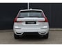 Volvo XC60 T6 Plug-in hybrid AWD Plus Dark | Panoramadak | Trekhaak | 360 graden camera | Verwarmbare voorstoelen en achterbank | Head up display | Stoel-/Stuurwiel verwarming | Premium audio by Harman Kardon | Allseason banden