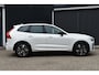 Volvo XC60 T6 Plug-in hybrid AWD Plus Dark | Panoramadak | Trekhaak | 360 graden camera | Verwarmbare voorstoelen en achterbank | Head up display | Stoel-/Stuurwiel verwarming | Premium audio by Harman Kardon | Allseason banden