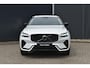 Volvo XC60 T6 Plug-in hybrid AWD Plus Dark | Panoramadak | Trekhaak | 360 graden camera | Verwarmbare voorstoelen en achterbank | Head up display | Stoel-/Stuurwiel verwarming | Premium audio by Harman Kardon | Allseason banden