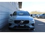 Volvo V60 T8 Plug-in hybrid AWD Plus Perform. Ed. Dark | Elektrisch glazen panorama-dag | Adaptive Cruise Control & Pilot Assist | Elektrisch verstelbare bestuurders- en passagiersstoel met geheugen | Verwarmbare voorstoelen | Verwarmbaar stuurwiel | Premium Audio by Bowers & Wilkins | Achterbank verwarmd | Google services | Apple Carplay & Android Auto | 360 graden camera | Parkeersensoren voor en achter | Keyless entry & start | Extra getint glas |