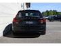 Volvo V90 T8 Plug-in hybrid AWD Ultra Dark | Trekhaak | Panoramadak | Head up display | 360 graden camera | Premium audio by Harman Kardon | Adaptieve cruise control | Verwarmbare voorstoelen stuurwiel en achterbank |