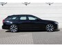 Volvo V90 T8 Plug-in hybrid AWD Ultra Dark | Trekhaak | Panoramadak | Head up display | 360 graden camera | Premium audio by Harman Kardon | Adaptieve cruise control | Verwarmbare voorstoelen stuurwiel en achterbank |