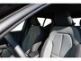 Volvo XC40 B4 Plus Dark | Trekhaak elektrisch uitklapbaar | Verwarmbare voorstoelen en stuurwiel | Premium audio by Harman Kardon | Adaptieve cruise control | Apple Carplay & Android Auto | Bots herkenning en activatie | Elektrisch verstelbare bestuurdersstoel met geheugen | Navigatiesysteem full map |