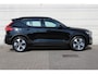 Volvo XC40 B4 Plus Dark | Trekhaak elektrisch uitklapbaar | Verwarmbare voorstoelen en stuurwiel | Premium audio by Harman Kardon | Adaptieve cruise control | Apple Carplay & Android Auto | Bots herkenning en activatie | Elektrisch verstelbare bestuurdersstoel met geheugen | Navigatiesysteem full map |