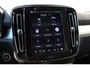 Volvo XC40 B4 Plus Dark | Trekhaak elektrisch uitklapbaar | Verwarmbare voorstoelen en stuurwiel | Premium audio by Harman Kardon | Adaptieve cruise control | Apple Carplay & Android Auto | Bots herkenning en activatie | Elektrisch verstelbare bestuurdersstoel met geheugen | Navigatiesysteem full map |