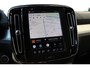 Volvo XC40 B4 Plus Dark | Trekhaak elektrisch uitklapbaar | Verwarmbare voorstoelen en stuurwiel | Premium audio by Harman Kardon | Adaptieve cruise control | Apple Carplay & Android Auto | Bots herkenning en activatie | Elektrisch verstelbare bestuurdersstoel met geheugen | Navigatiesysteem full map |