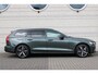 Volvo V60 T6 AWD Plug-in Hybrid Ultra Dark | Elektrisch glazen panorama-dak | Elektrisch verstelbare bestuurders- en bijrijdersstoel met geheugen | Dodehoek detectie met correctie | Pilot assist & adaptieve cruise control | Rondomzicht camera | Head-up display | Extra getint glas | Nappa lederen/ Open grid textiel bekleding | Google services | Apple Carplay & Android Auto | Voorstoelen & stuurwiel verwarmd | Keyless Entry & Drive | Premium Audio by Harman Kardon |