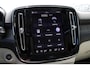Volvo XC40 2.0 B4 Plus Dark | Achteropkomend verkeer waarschuwing | Apple Carplay & Android Auto | Electronic climate controle | Dodehoekdetectie met correctie | Elektronisch Stabiliteits Programma | Kruisend verkeer detectie | Navigatiesysteem full map | Rijstrooksensor met correctie | Voorstoelen verwarmd