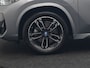 BMW X1 xDrive30e M Sport PHEV 326pk Dealer O.H | Trekhaak Af Fabriek | Adaptive Cruise | Head Up | Harman / Kardon | 360 Camera | Alcantara Sportstoelen Massage & Memory | Adaptive Onderstel | Widescreen Navi | Stoelen & Stuur Verwarmd | Blis | Keyless | Apple Carplay | Pilot Assist | Virtual | DAB | 19"L.M | Plug In Hybrid |