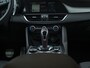 Alfa Romeo Giulia 2.0 T GME AWD Competizione Staat in loods klaar voor foto