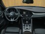 Alfa Romeo Giulia 2.0 T GME AWD Competizione Staat in loods klaar voor foto
