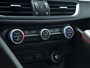 Alfa Romeo Giulia 2.0 T GME AWD Competizione Staat in loods klaar voor foto