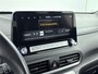 Hyundai Kona Electric EV COMFORT 64 kWh | PDC | 3 FASEN | WARMTEPOMP | CAMERA | CLIMA | CRUISE ADAPT. | NAVI | PRIVACY GLASS | DAKRAILING | APPLE CAR PLAY & ADROID AUTO |