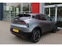 Alfa Romeo Junior ELETTRICA SPECIALE 156PK 54 kWh | WARMTEPOMP | TECHNOLOGIE PAKKET (O.A. FULL LED ADAPTIVE MATRIX KOPLAMPEN/DODEHOEK DETECTIE/DRAADLOZE TELEFOONLADER/ACHTERUITRIJ CAMERA/PARKEERSENSOREN VOOR, ACHTER,ZIJKANT) | DRAADLOZE APPLE CARPLAY/ANDROID AUTO | CLIMATE CONTROL | ELEKTRISCH BEDIENBARE ACHTERKLEP | STOEL VERWARMING | ELEKTRISCH BEDIENBARE VOORSTOEL MET MASSAGE FUNCTIE | VERKEERSBORDEN HERKENNING | ADAPTIVE CRUISE CONTROL | KEYLESS ENTRY/START | ALL SEASON BANDEN | LICHTMETALEN VELGEN 18" | NAVIGATIE | DAB+ RADIO |