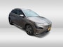 Hyundai Kona Electric EV Premium 64 kWh / Trekhaak / Camera / Head-up / Leder / CarPlay / Keyless / 17'' / Stoelverwarming+Ventilatie / Stuurverwarming / Dodehoek / DAB / ACC