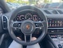 Porsche Cayenne Coupé 3.0 E-Hybrid / Trekhaak / Panoramadak / 360Camera / Achterasbesturing / Luchtvering / Sportchrono / 21'' / Leder / CarPlay / Stoelverwarming / Dodehoek / DAB / Cruise Control Adaptief