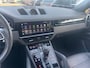 Porsche Cayenne Coupé 3.0 E-Hybrid / Trekhaak / Panoramadak / 360Camera / Achterasbesturing / Luchtvering / Sportchrono / 21'' / Leder / CarPlay / Stoelverwarming / Dodehoek / DAB / Cruise Control Adaptief